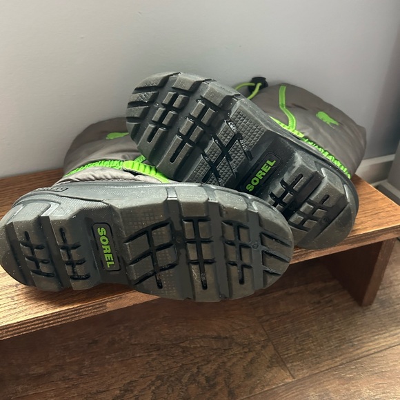 Sorel Kids' Black and Neon Green Snow Boots
Pre Owned - Picture 4 of 4